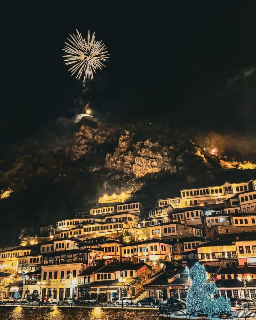 Gezuar nga BERATI I MAGJISHEM ♥️ 2025 🎄✨🫶 1 – foto/ilustrim | VoyyoToursAlbania