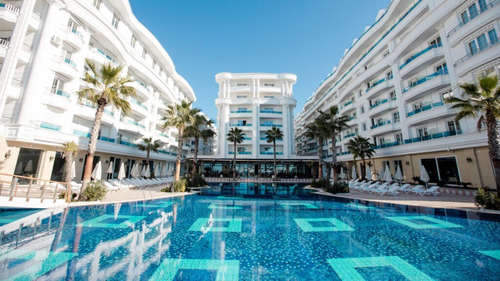 Grand Blue Fafa hero2 – foto/ilustrim | VoyyoToursAlbania